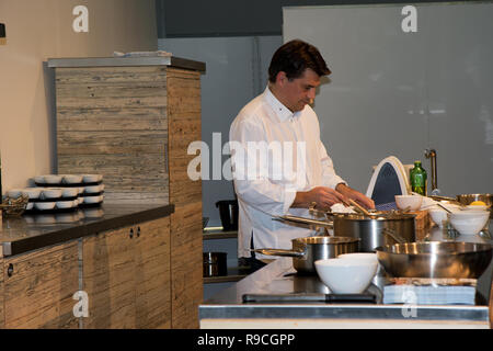 Ein Herd während einer Show Cooking live auf der Buchmesse 2018 in Frankfurt am Main Deutschland Stockfoto