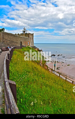 Die erhöhten Blick entlang der geschwungenen South West Coastal Path mit Blick auf das Meer und die Schritte (wie Jacobs Ladder bekannt) hinunter zum Strand. Stockfoto