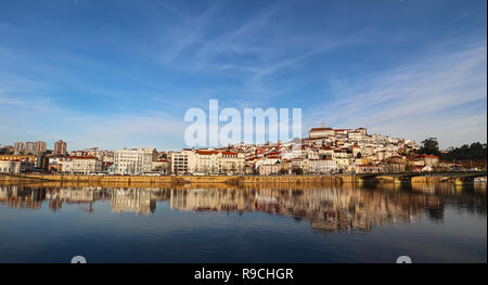 Am späten Nachmittag, Mitte Dezember Erfassung der Stadt Coimbra aus über den Fluss Mondego. Stockfoto