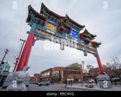 OTTAWA, Kanada - 10. NOVEMBER 2018: Paifang monumentales Tor handlungserfordernisse, der Eingang zu Ottawa Chinatown. Es ist die chinesischen ethnischen Viertels des c Stockfoto