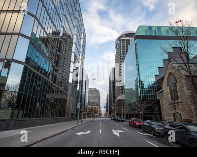 OTTAWA, Kanada - 10. NOVEMBER 2018: die Straße von Ottawa CBD mit Gebäuden der Ottawa Skyline, Türme und Wolkenkratzer für Büroräume. Ottawa ist ein ma Stockfoto
