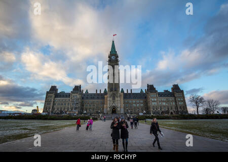 OTTAWA, Kanada - 10. NOVEMBER 2018: Touristen auf der Vorderseite der Center Block des Parlaments von Kanada stehend, mit ihren wichtigsten Uhrturm. In der Canad Stockfoto