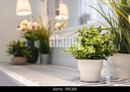 Künstliche Blumen vase Dekoration im modernen Wohnzimmer. Detaillierte der modernen Wohnzimmer Innenausbau mit künstlichen Pflanzen in Blumentöpfen. Stockfoto