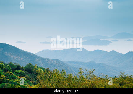 Das Meer und die Insel von Po Lin Kloster in Hongkong Stockfoto