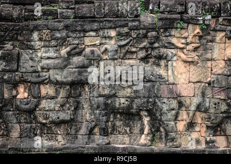 Schnitzereien auf dem Sandstein Mauer an der Terrasse der Elefanten in Angkor Thom, Siem Reap, Kambodscha Stockfoto