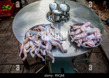 Chinesische Wasserfrosch, Ostasiatische Bullfrog, oder Taiwanesischen Frosch, Hoplobatrachus rugulosus, zum Verkauf an einer Garküche. Stockfoto