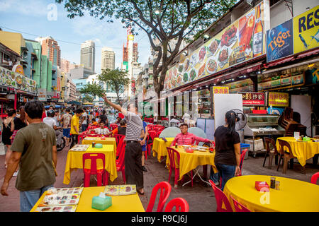 Touristen essen in Restaurants im Freien, die an der Straße Jalan Alor - Bukit Bintang, Kuala Lumpur, Malaysia. Stockfoto