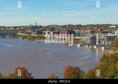 Georgetown Park und den Fluss Wasserfront von Washington DC, USA im Herbst. Schöne Landschaft des Potomac River in der Nähe von Key Bridge in der US-Hauptstadt. Stockfoto