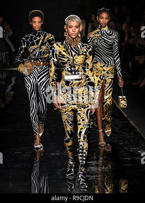 NEW YORK, NY - Dezember 02, 2018: Dilone geht der Start- und Landebahn an der Versace Pre-Fall 2019 Runway Show Stockfoto