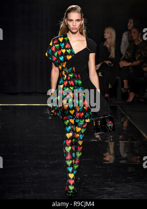 NEW YORK, NY - Dezember 02, 2018: Rebecca Leigh Longendyke geht der Start- und Landebahn an der Versace Pre-Fall 2019 Runway Show Stockfoto
