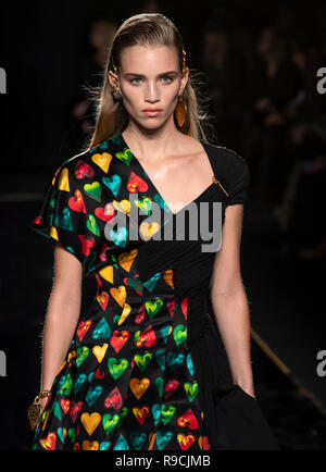 NEW YORK, NY - Dezember 02, 2018: Rebecca Leigh Longendyke geht der Start- und Landebahn an der Versace Pre-Fall 2019 Runway Show Stockfoto