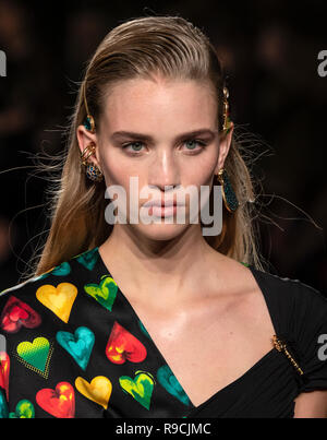 NEW YORK, NY - Dezember 02, 2018: Rebecca Leigh Longendyke geht der Start- und Landebahn an der Versace Pre-Fall 2019 Runway Show Stockfoto