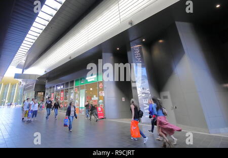 Menschen besuchen DFO Shopping Mall in Melbourne, Australien Stockfoto