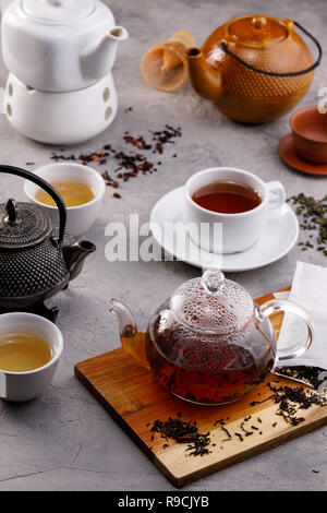 Kaffee Karte. Vielzahl von teekannen auf grauem Hintergrund, verschiedenen Arten von Tee. Bereich. Kaffee noch leben. Konzept. Stockfoto