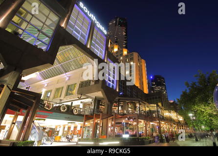 Menschen besuchen die Southbank Shopping Street in Melbourne, Australien Stockfoto