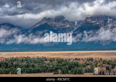 Die Teton Mountains an einem regnerischen Herbsttag mit einem niedrigen Schicht von Wolken unter den Gipfeln Stockfoto