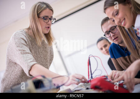 Gruppe von jungen Studenten, die berufliche Praxis mit Lehrer in das elektronische Klassenzimmer, Bildung und Technologie Konzept Stockfoto