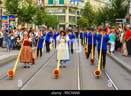 Zürich, Schweiz - 1 August 2016: die Teilnehmer der Parade zum Schweizer Nationalfeiertag gewidmet, die entlang der Bahnhofstrasse Street. Die Schweizer Nati Stockfoto