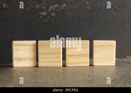 Leere Holz scrabble Stücke auf grunge schwarzen Hintergrund isoliert. Stockfoto