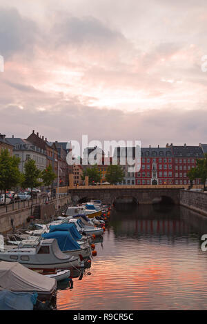 Kopenhagen bei Sonnenaufgang mit Motorbooten und Gebäuden Reflexion, Dänemark. Die Skyline der Stadt mit Blick auf den Kanal. Stockfoto