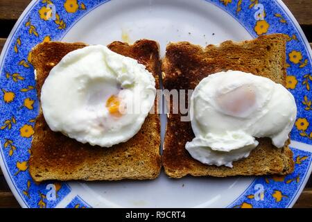 Zwei pochierte Eier auf Toast Stockfoto