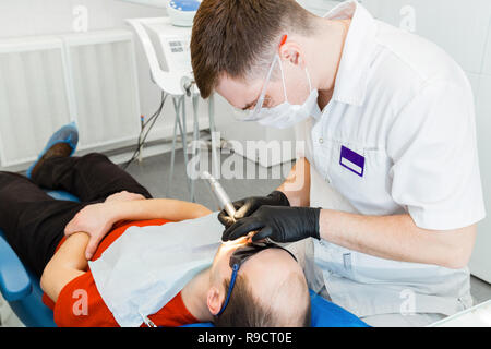 Zahnarzt behandelt die Zähne des Patienten in der Klinik Stockfoto