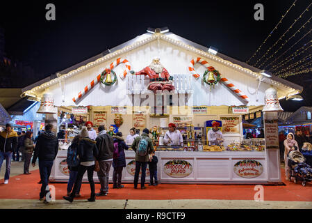 Essen und süsses Stände in der Weihnachtsmarkt 2018 in den Tuilerien, Paris, Frankreich Stockfoto