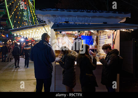 Essen und süsses Stände in der Weihnachtsmarkt 2018 in den Tuilerien, Paris, Frankreich Stockfoto