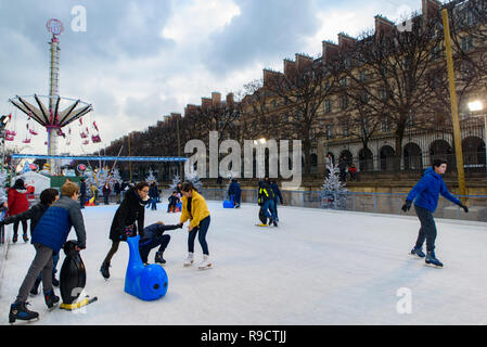 Eisbahn in der Weihnachtsmarkt im Jardin des Tuileries, Paris, Frankreich Stockfoto