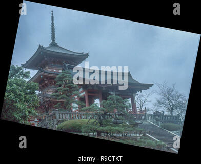 Eindruck eines historischen Tempel von Kyoto, teilweise verdeckt von Nebel, auf einer Dezember Morgen. Stockfoto