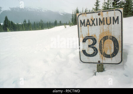 Einen Parkplatz entlang des Icefields Parkway, das sich im Jasper Nationalpark, noch eingeschneit. Stockfoto