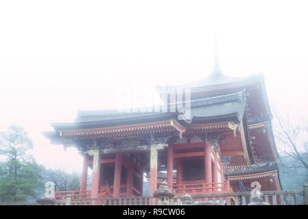 Eindruck eines historischen Tempel von Kyoto, teilweise verdeckt von Nebel, auf einer Dezember Morgen. Stockfoto