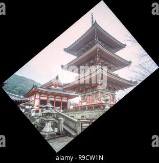 Eindruck eines historischen Tempel von Kyoto, teilweise verdeckt von Nebel, auf einer Dezember Morgen. Stockfoto