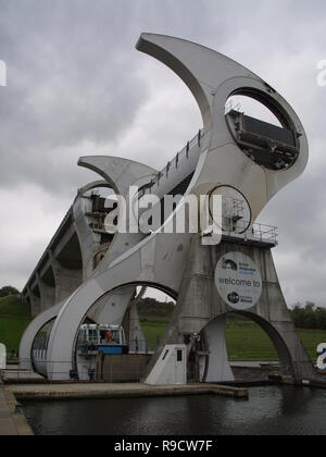 FALKIRK - 18. Oktober: Blick auf das Falkirk Wheel am 18. Oktober 2010 in Falkirk, Schottland. Das Falkirk Wheel ist ein rotierendes Schiffshebewerk in Schottland entfernt Stockfoto