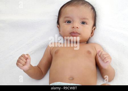 Fröhliche Indischen neugeborenes Baby Nahaufnahme Stockfoto
