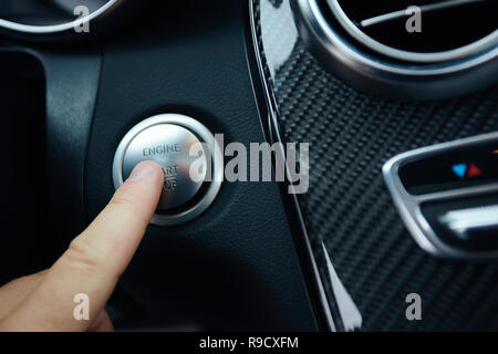 Auto Fahrer den Motor zu starten. Flache Freiheitsgrad. Stockfoto