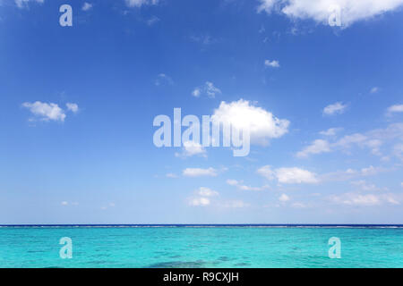 Klares türkisblaues Wasser am Strand in Okinawa, Japan Stockfoto