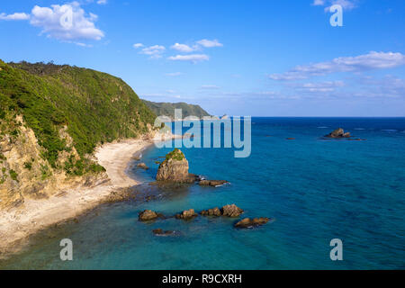 Rocky Sea Cliff und Kap der Ostküste in Okinawa, Japan. Stockfoto