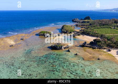Antenne drone Blick auf die wunderschönen tropischen Stränden, kleinen Inseln und die umgebenden Korallenriff, Strand 51. Zanee Hama, Kap Maeda, Okinawa, Japan Stockfoto