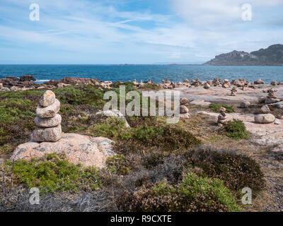 Viele Cairns/Haufen von Steinen am Strand von Cabo do Britting, neben der englische Friedhof, Camariñas, Galizien, Spanien Stockfoto