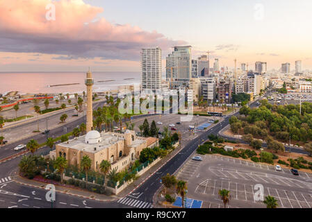 Downtown Tel Aviv in Israel in der Morgendämmerung. Luftaufnahme der Gebäude entlang der Mittelmeer, mit einer Moschee im Vordergrund. Stockfoto