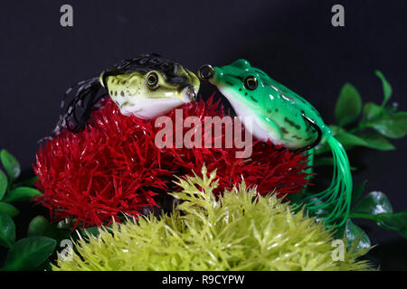 Frösche aus Kunststoff mit scharfen Haken sind auch künstliche Köder auf Raubfische geeignet Stockfoto