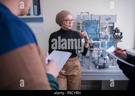 Eine Gruppe von Studenten, die berufliche Praxis mit Junge weibliche muslimische Lehrerin in das elektronische Klassenzimmer, Bildung und Technologie Konzept Stockfoto