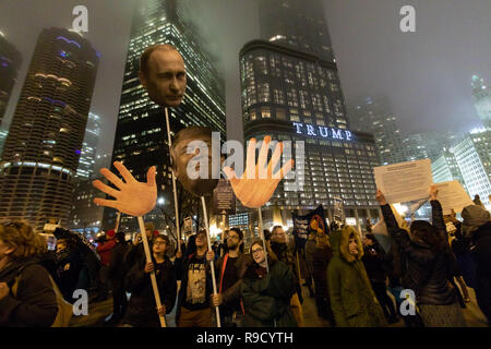 Auf der nebligen Abend von Donald Trumps einweihung Demonstranten sammeln über dem Fluß von Chicago's Trump Tower. Stockfoto