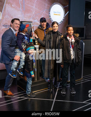 New York, USA. 20 Dez, 2018. Empire State Building hosts John Cena und Hailee Steinfeld zur Unterstützung der Make-A-Wish Foundation. Credit: Lev Radin/Pacific Press/Alamy leben Nachrichten Stockfoto