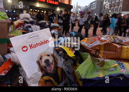 Madrid, Spanien. 20 Dez, 2018. Taschen von Heimtierfutter, das von Personen, in Callao Square in Madrid gesehen gespendet worden sind. Dutzende von Menschen spenden Decken, Spielzeug und Taschen von Heimtierfutter in Madrid, die für Tiere Tierheime während Weihnachten geliefert werden. Diese Initiative wurde von der spanischen Animalier politische Partei PACMA organisiert. Credit: Jorge Sanz/Pacific Press/Alamy leben Nachrichten Stockfoto