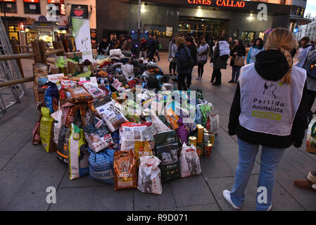 Madrid, Spanien. 20 Dez, 2018. Taschen von Heimtierfutter, das von Personen, in Callao Square in Madrid gesehen gespendet worden sind. Dutzende von Menschen spenden Decken, Spielzeug und Taschen von Heimtierfutter in Madrid, die für Tiere Tierheime während Weihnachten geliefert werden. Diese Initiative wurde von der spanischen Animalier politische Partei PACMA organisiert. Credit: Jorge Sanz/Pacific Press/Alamy leben Nachrichten Stockfoto