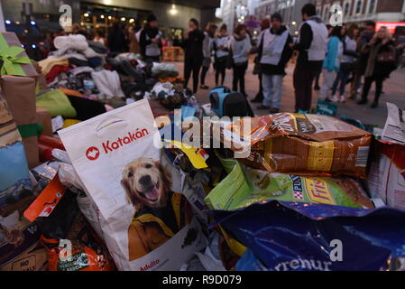 Madrid, Spanien. 20 Dez, 2018. Taschen von Heimtierfutter, das von Personen, in Callao Square in Madrid gesehen gespendet worden sind. Dutzende von Menschen spenden Decken, Spielzeug und Taschen von Heimtierfutter in Madrid, die für Tiere Tierheime während Weihnachten geliefert werden. Diese Initiative wurde von der spanischen Animalier politische Partei PACMA organisiert. Credit: Jorge Sanz/Pacific Press/Alamy leben Nachrichten Stockfoto