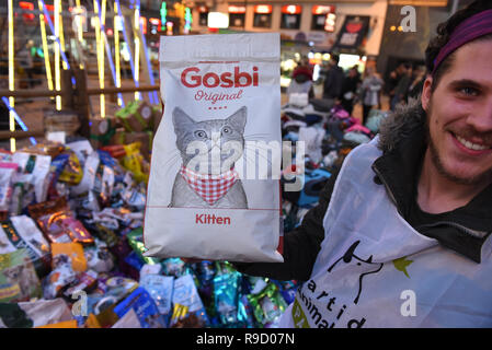 Madrid, Spanien. 20 Dez, 2018. Ein Mann zeigt eine Tüte Katzenfutter in Callao Square in Madrid. Dutzende von Menschen spenden Decken, Spielzeug und Taschen von Heimtierfutter in Madrid, die für Tiere Tierheime während Weihnachten geliefert werden. Diese Initiative wurde von der spanischen Animalier politische Partei PACMA organisiert. Credit: Jorge Sanz/Pacific Press/Alamy leben Nachrichten Stockfoto