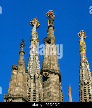 Spanien, Katalonien, Barcelona. Basilika Sagrada Familia von Antoni Gaudi (1852-1926). Pinnacles der Türme der Apostel, mit der Technik von 'Trencadis', kaputte Fliesen Mosaiken. Architektonisches detail. Katalanischen Modernismus Stil. Weltkulturerbe der UNESCO Stockfoto